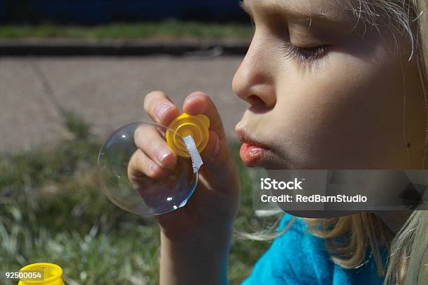 Photo libre de droit de Pensée Fille banque d'images et plus d'images libres de droit de Bulle - Bulle, Divertissement - Plaisir, Enfant