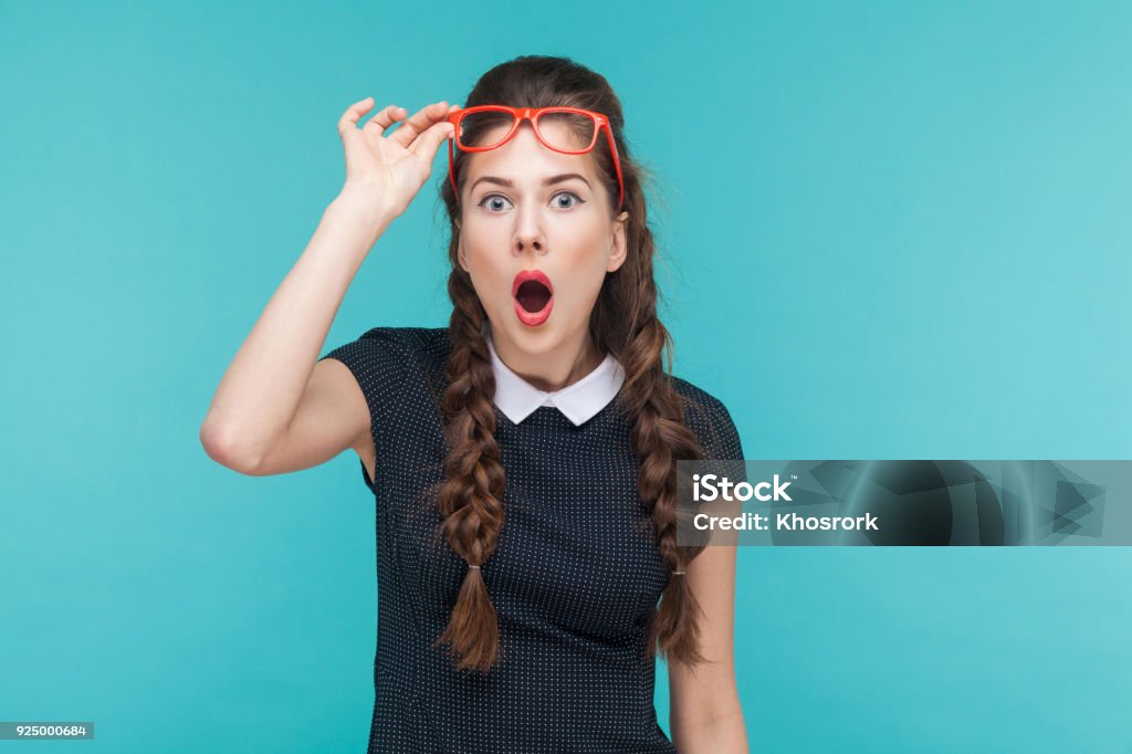 Femme surprise avec étonnement lunettes rouges, regardant la caméra - Photo de Surprise libre de droits