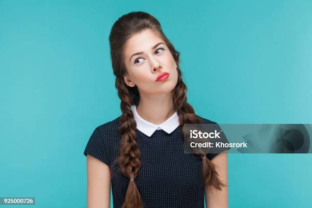 Closeup Portrait Nachdenkliche Frau Blickte Stockfoto und mehr Bilder von Fragen - Fragen, Weiblicher Teenager, Menschliches Gesicht