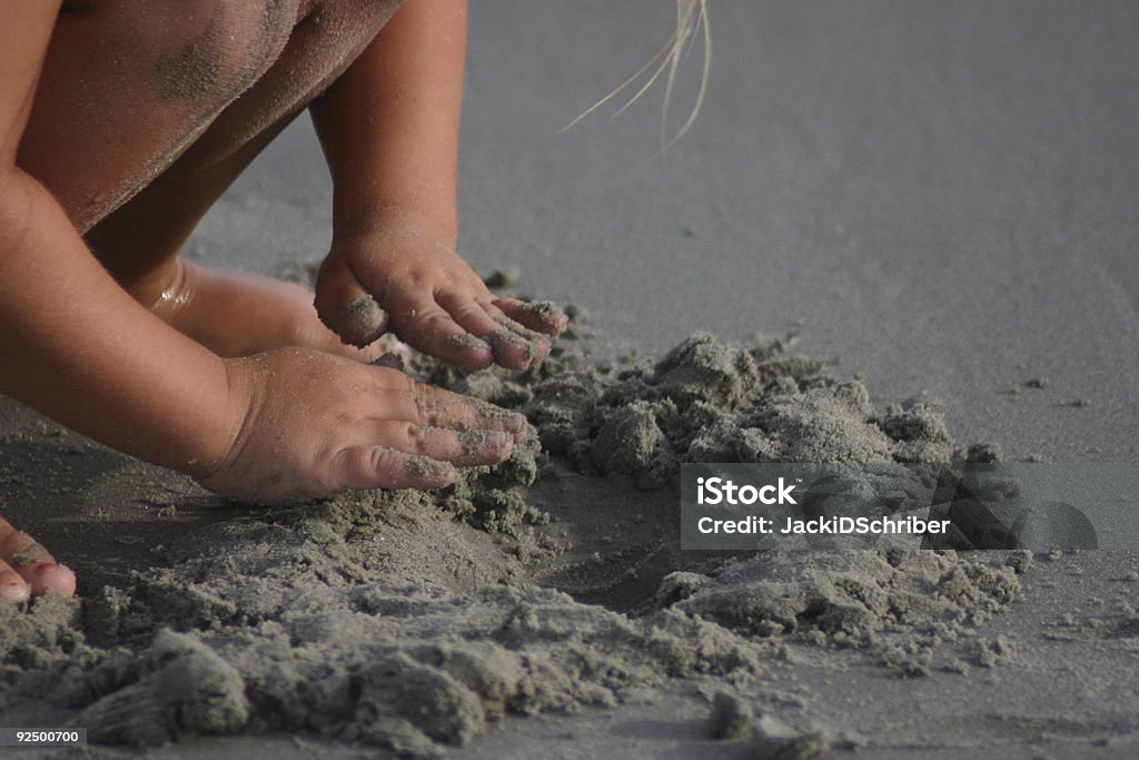Замок из песка начало - Стоковые фото Веселье роялти-фри