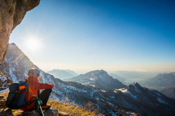 escursionista seduto e guardando il panorama montano - scala milano foto e immagini stock