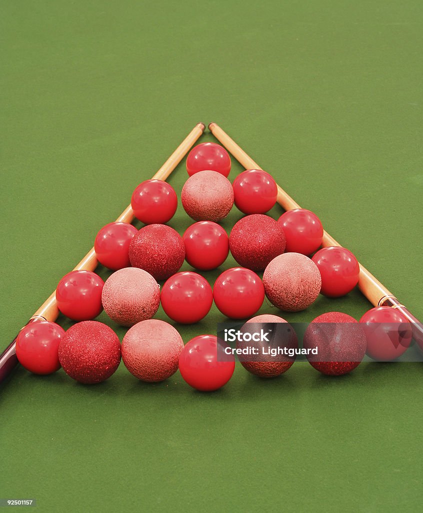 Red poolball Weihnachtsbaum auf grünem Hintergrund - Lizenzfrei Ballettstange Stock-Foto