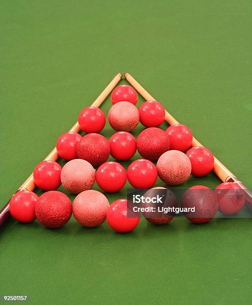 Red Poolball Weihnachtsbaum Auf Grünem Hintergrund Stockfoto und mehr Bilder von Ballettstange - Ballettstange, Baum, Christbaumkugel