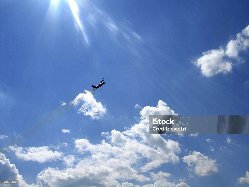 Soleil éclatant et de la réverbération avec avion dans le ciel - Photo de Acrobate libre de droits