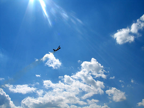 słońce wybuch/odblaski przy samolot w niebo - stunt stunt plane airplane small zdjęcia i obrazy z banku zdjęć