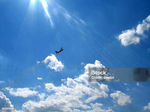 Sol Explosão Brilho Com Avião No Céu - Fotografias de stock e mais imagens de Acrobacia aérea - Acrobacia aérea, Acrobata, Avião