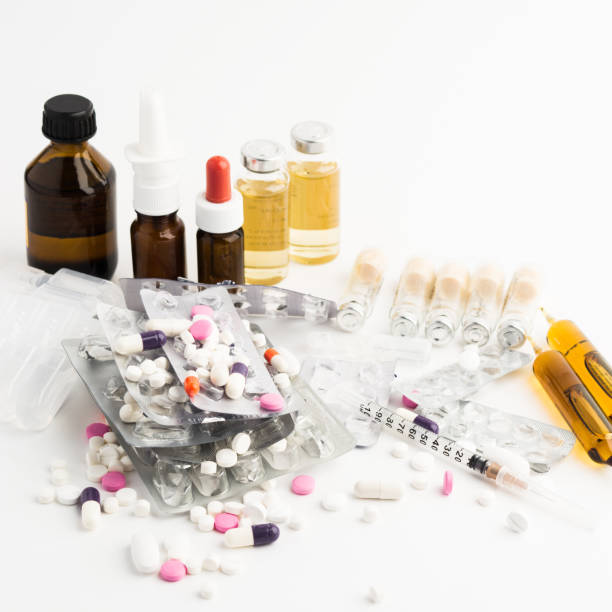 istock Drugs, spray, vial and syringe 925028540