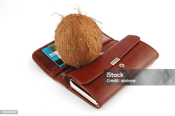 코코넛 On 지갑 0명에 대한 스톡 사진 및 기타 이미지 - 0명, 가계, 가까운