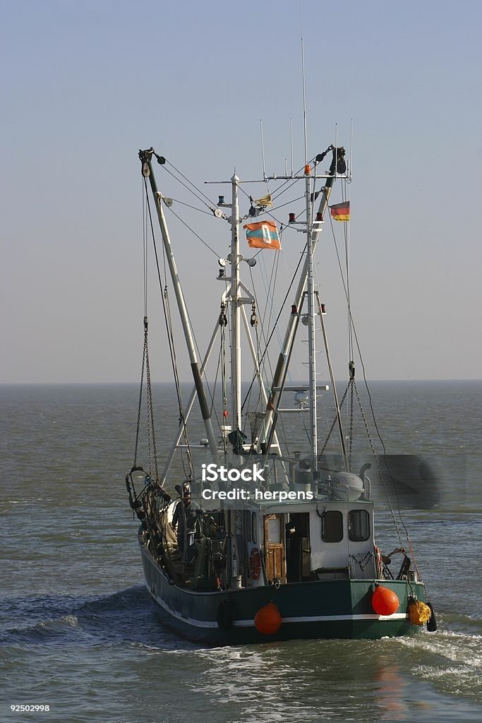 Fisherboat lasciando harbour - Foto stock royalty-free di Adulto