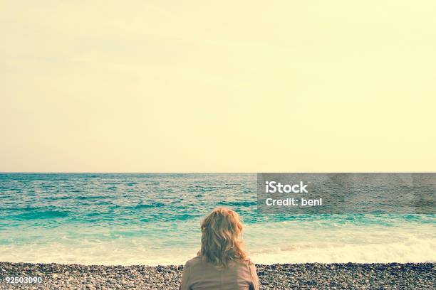 Foto de Tranquilo Pensamento Interprocessado e mais fotos de stock de Adulto - Adulto, Cabelo Louro, Cabeça Humana