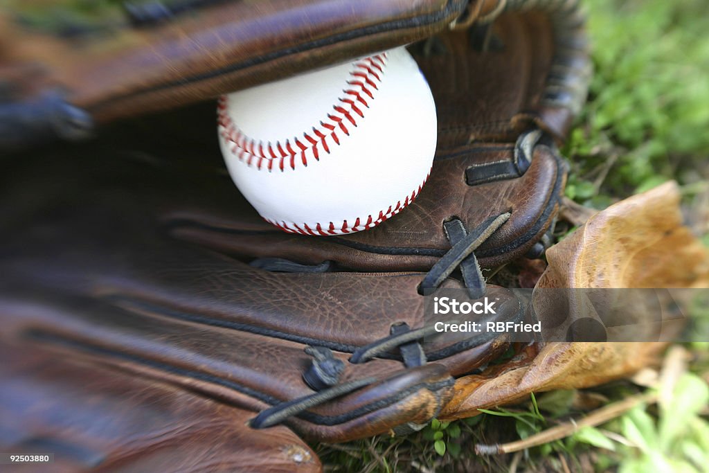 Guante de béisbol y - Foto de stock de Color - Tipo de imagen libre de derechos