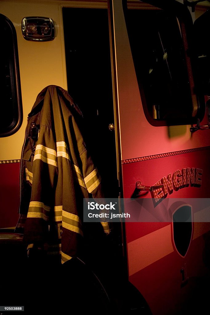 Feuerwehrauto und Jacke - Lizenzfrei Dunkel Stock-Foto