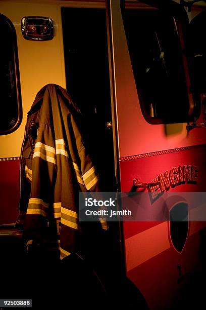 Feuerwehrauto Und Jacke Stockfoto und mehr Bilder von Dunkel - Dunkel, Einsatzfahrzeug, Fahrzeugtür