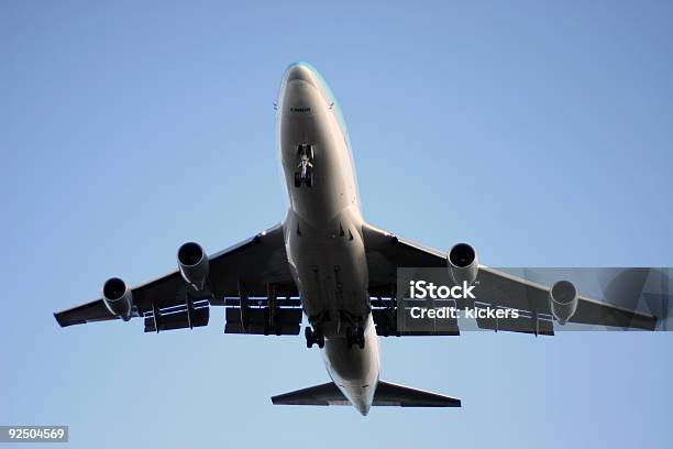 Boeing 747 Z Poniżej - zdjęcia stockowe i więcej obrazów Lądować - Lądować, Fotografika, Horyzontalny