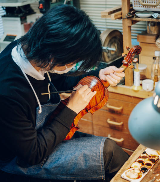 liutaio per violino antico - workshop old fashioned old instrument maker foto e immagini stock