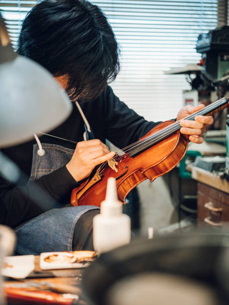 violino antico luthier - workshop old fashioned old instrument maker foto e immagini stock