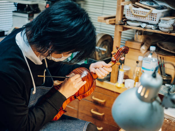 liutaio per violino antico - workshop old fashioned old instrument maker foto e immagini stock