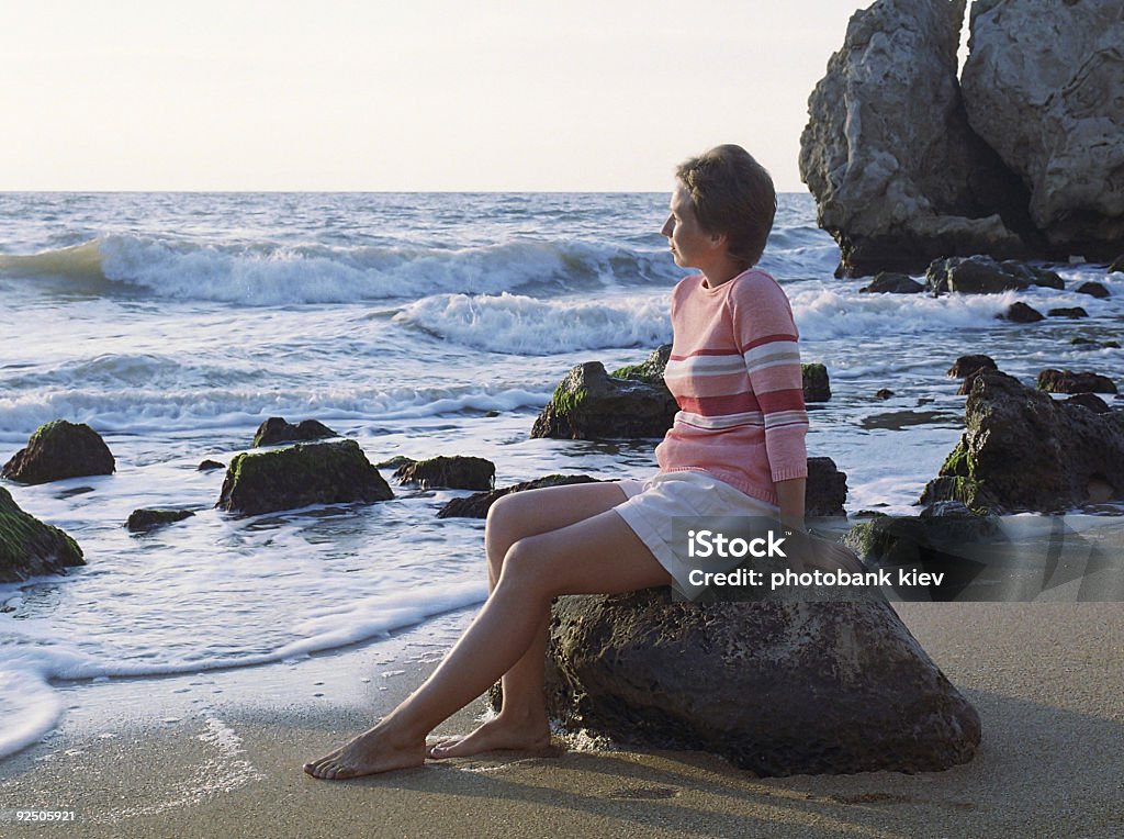 Schöne Frau am Strand - Lizenzfrei Abenddämmerung Stock-Foto