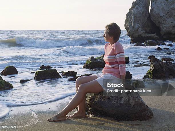 Schöne Frau Am Strand Stockfoto und mehr Bilder von Abenddämmerung - Abenddämmerung, Apportieren, Begehren