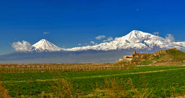 istock Khor Virap with Mount Ararat in background 925059512