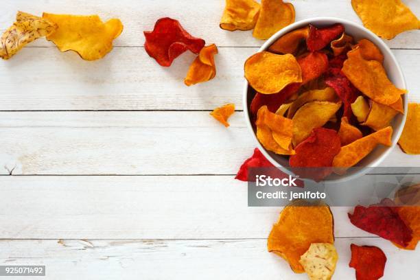 Schüssel Von Gesunden Gemüse Chips Ansicht Von Oben Mit Textfreiraum Auf Weißem Holz Stockfoto und mehr Bilder von Kartoffelchips