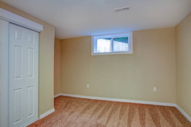 istock Empty room, sand beige walls, carpet floor in a luxury home. 925071800