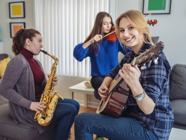 istock Young women playing music 925075050