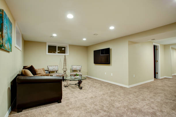 istock Stunning basement interior with wet bar 925075562