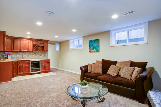 istock Stunning basement interior with wet bar 925076178