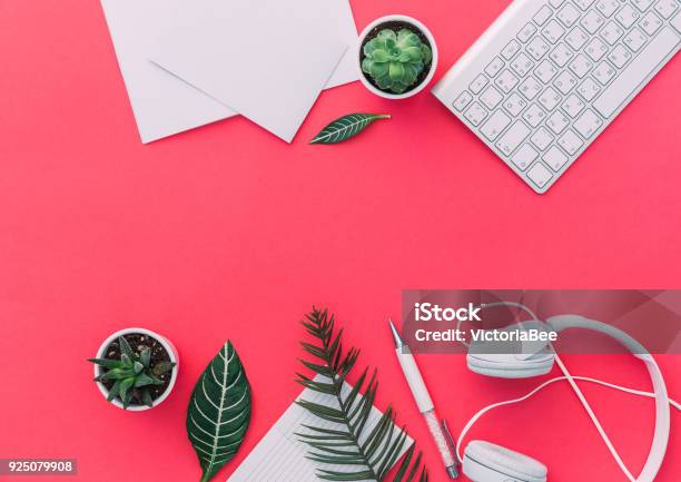 Mesa De Escritorio Oficina Pastel Con Un Ordenador Portátil Y Auriculares Vista Superior Con Espacio De Copia Lay Flat Foto de stock y más banco de imágenes de Mesa - Mueble