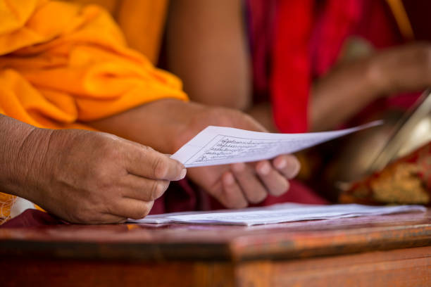 彼は祈りを読みながらチベット僧の手 - monk tibet buddhism china ストックフォトと画像