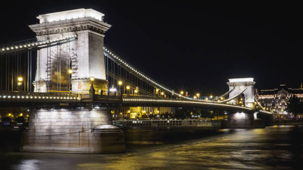 vue de la nuit du pont des chaînes széchenyi de budapest (hongrie). - europe bridge editorial eastern europe photos et images de collection