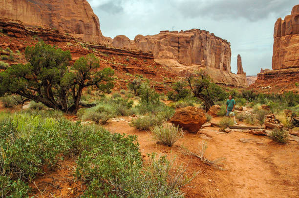 istock Hiking Park Avenue, Arches National Park 925087682