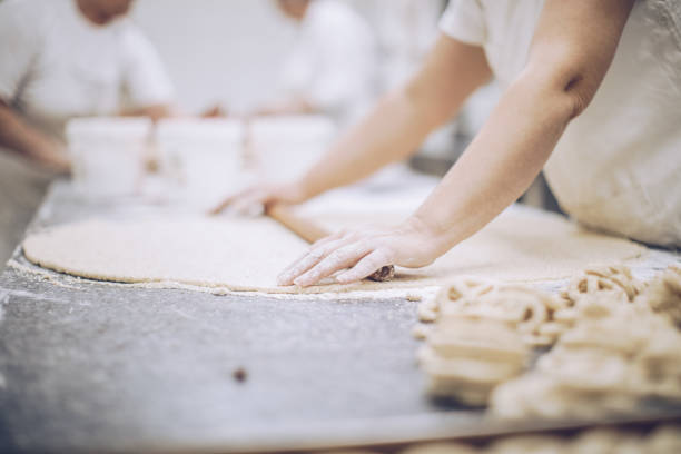 faire des bretzels - bread making photos et images de collection