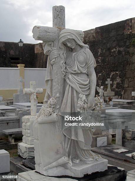 Cementerio 3 Foto de stock y más banco de imágenes de Aire libre - Aire libre, Cabeza humana, Catolicismo