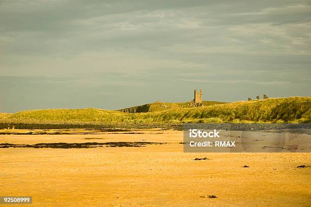 Castelo De Dunstanburgh - Fotografias de stock e mais imagens de Northumberland - Northumberland, Alnwick, Ao Ar Livre