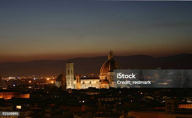 Il Duomo W Nocy - zdjęcia stockowe i więcej obrazów Bez ludzi - Bez ludzi, Brzask, Europa - Lokalizacja geograficzna