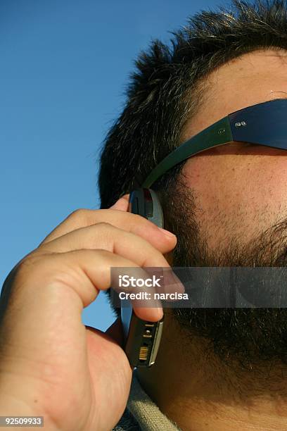 Człowiek Rozmowy Na Telefon Komórkowypół Portret - zdjęcia stockowe i więcej obrazów 20-29 lat - 20-29 lat, Biznes, Broda