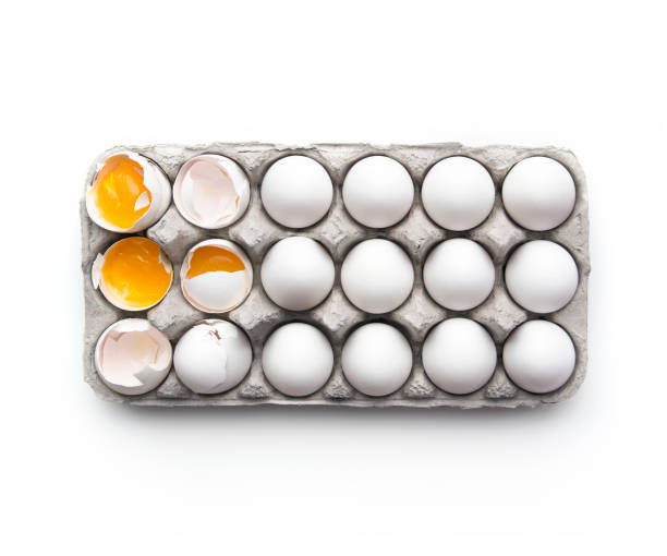 треснувшие яйца в коробки - dozen eggs food eggs horizontal стоковые фото и изображения