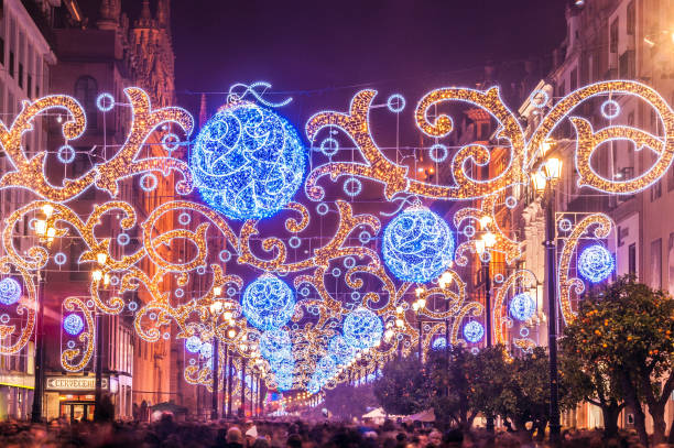 luzes de natal na avenida de sevilha - spain seville sevilla andalusia - fotografias e filmes do acervo