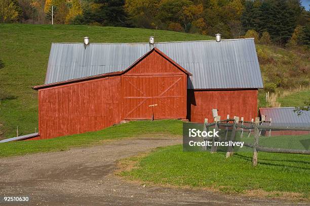 Foto de Celeiro Vermelho e mais fotos de stock de Bosque - Floresta - Bosque - Floresta, Campo, Carpintaria