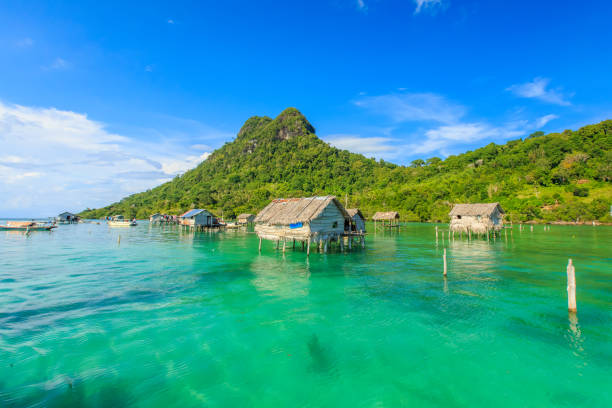 istock borneo sea gypsy water village 925108758