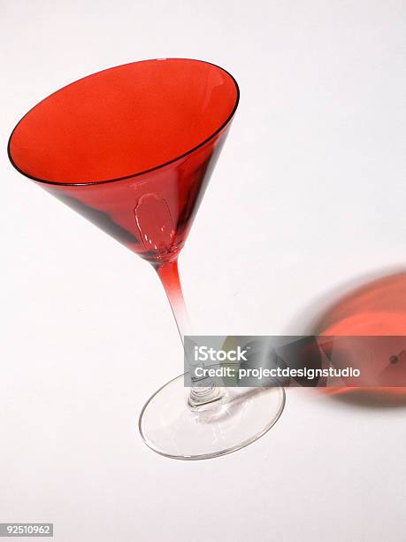 Vermelho Copo De Martini - Fotografias de stock e mais imagens de Alambique - Equipamento Industrial - Alambique - Equipamento Industrial, Bebida Alcoólica, Cena de tranquilidade