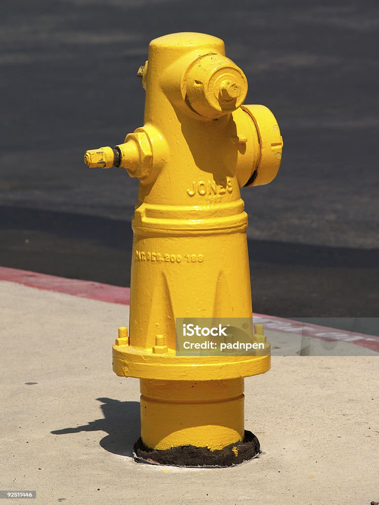 Amarillo boca de incendios - Foto de stock de Acera libre de derechos