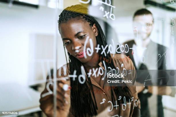 Schreiben Von Mathematischen Formeln Auf Transparente Wipe Brett Stockfoto und mehr Bilder von Mathematisches Symbol