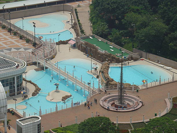 piscine de loisirs - historical reenactment fun heat recreational pursuit photos et images de collection