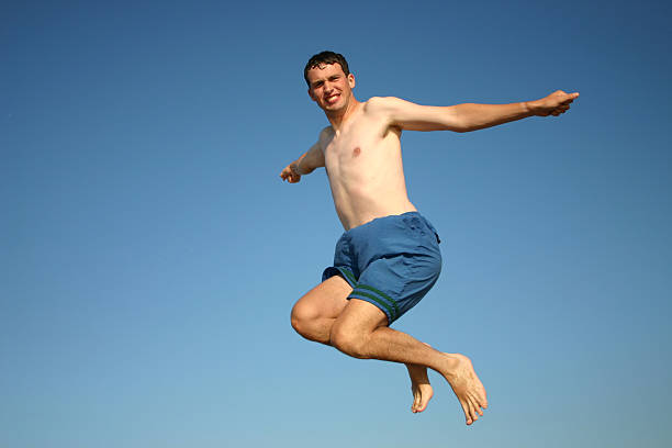 skok w powietrzu - men jumping mid air air pump zdjęcia i obrazy z banku zdjęć