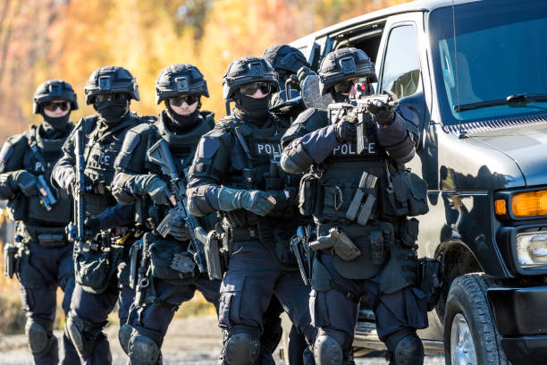 polizei swat-team bei der arbeit - spezialeinheit stock-fotos und bilder