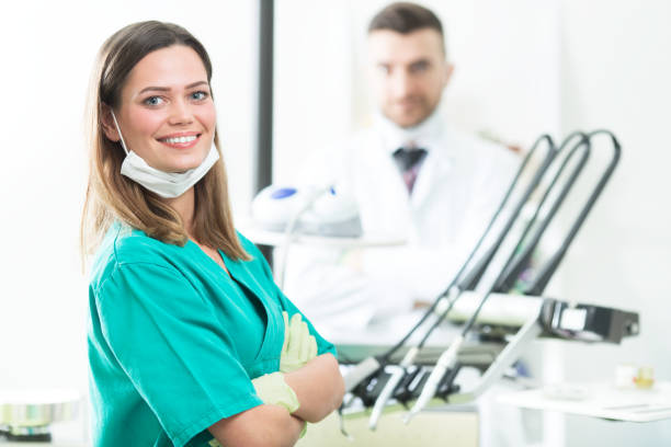 jeune dentiste posant - dental assistent photos et images de collection