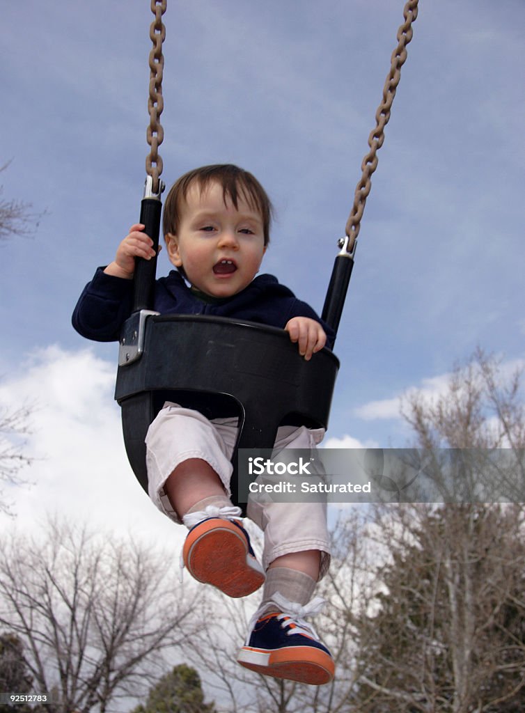 Bebé en un columpio - Foto de stock de Aire libre libre de derechos